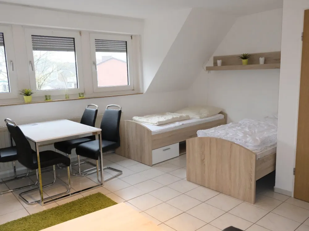 Lichthelle, möblierte Wohnung für 1-2 Personen mit PKW-Stellplatz