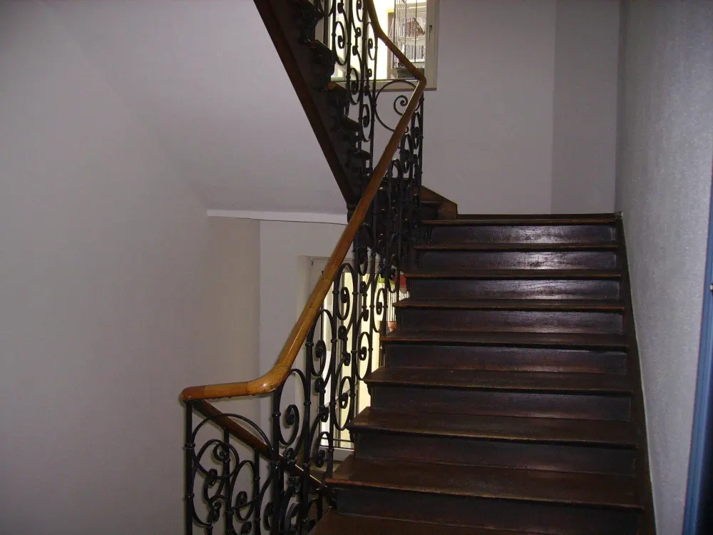 Charmante 2-Zimmer-Altbau-Wohnung teilmöbliert mit Aufzug in Laim