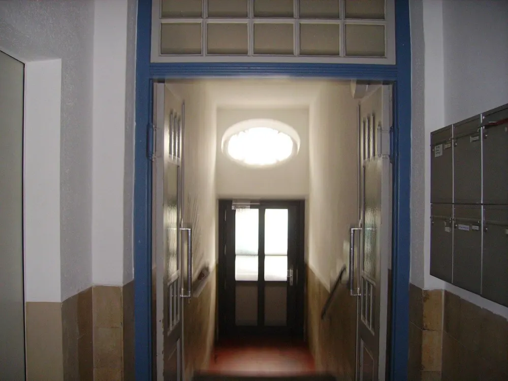 Charmante 2-Zimmer-Altbau-Wohnung teilmöbliert mit Aufzug in Laim