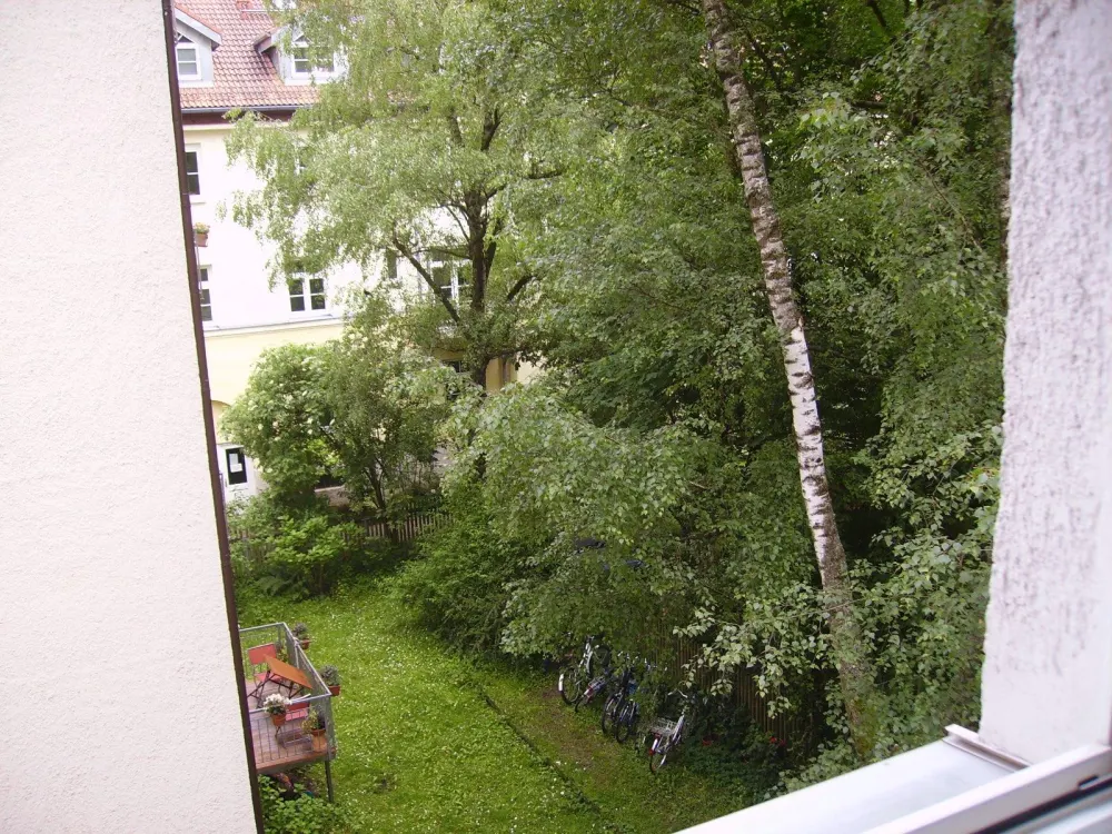Charmante 2-Zimmer-Altbau-Wohnung teilmöbliert mit Aufzug in Laim