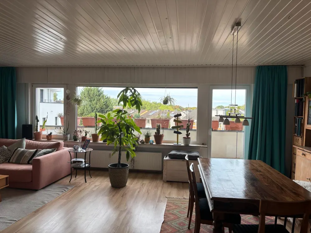 4 Zimmer Wohnung mit Balkon und Garten