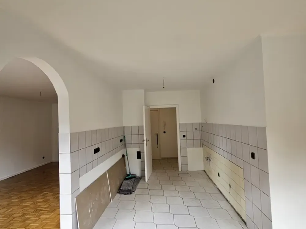 Gepflegte 3,5-Zimmer-Wohnung mit neuem Bad, Balkon und Stellplatz in Ratingen West, ab sofort