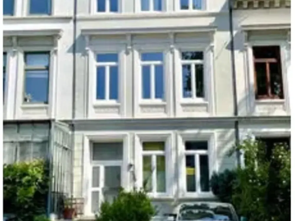 Spacious 6-Room Apartment (unfurnished) with 33m² Terrace in Fesenfeld, Bremen