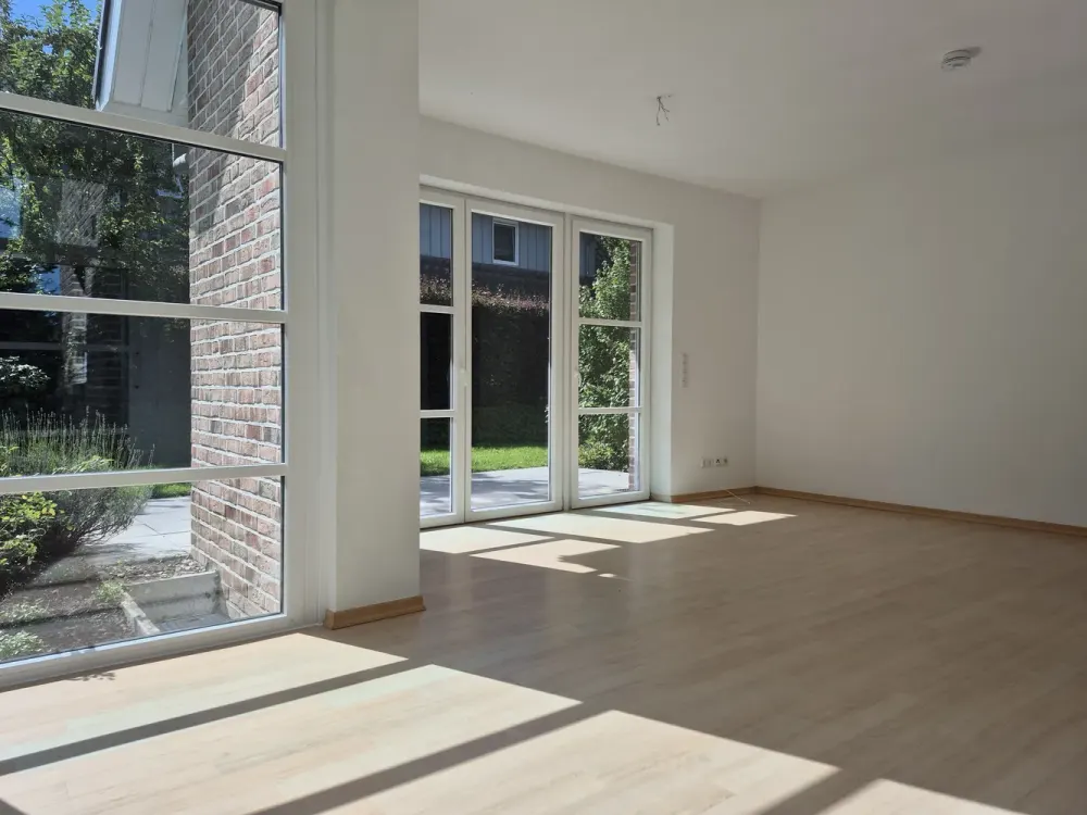 Barrierefreie ruhige im Grünen gelegene 2-Zimmer-Whg. (KfW40) mit Ost- u. Südterrasse im Grünen