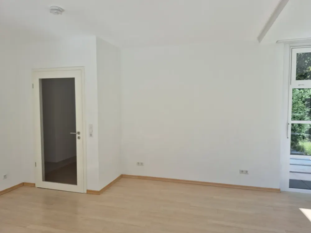 Barrierefreie ruhige im Grünen gelegene 2-Zimmer-Whg. (KfW40) mit Ost- u. Südterrasse im Grünen