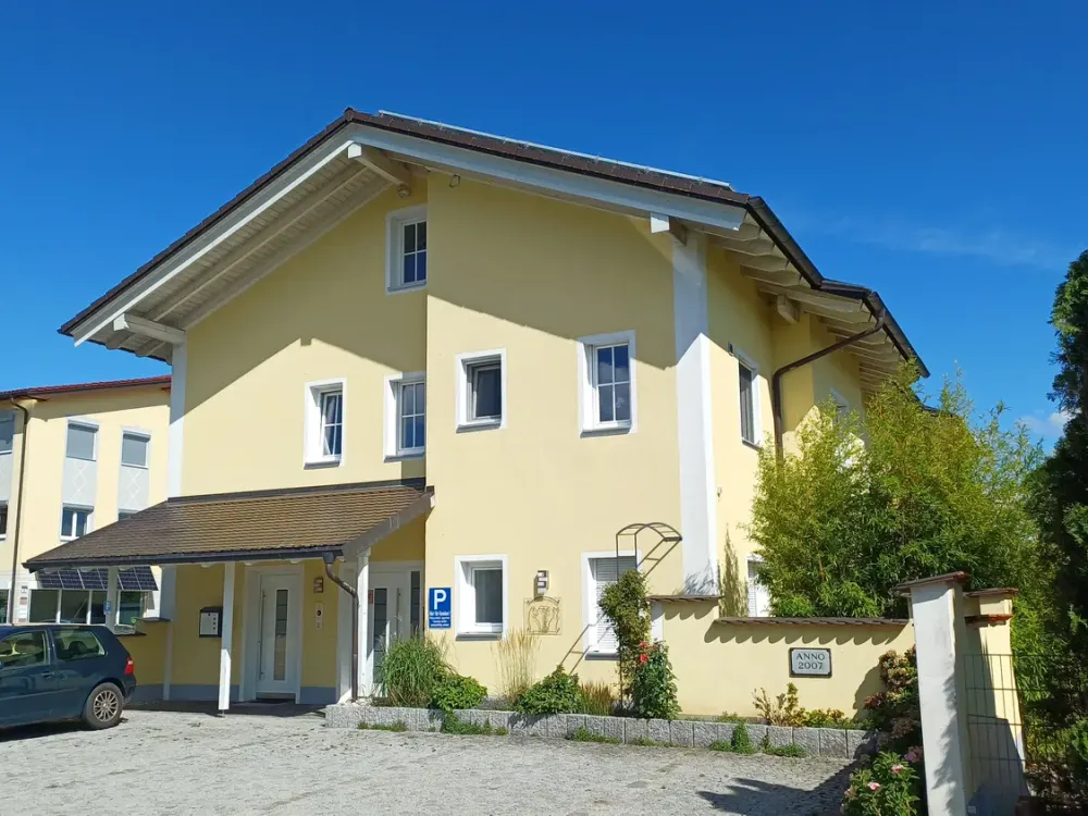 Bright 2-Room Apartment including Fitted Kitchen in Markt Schwaben, Commission-Free!