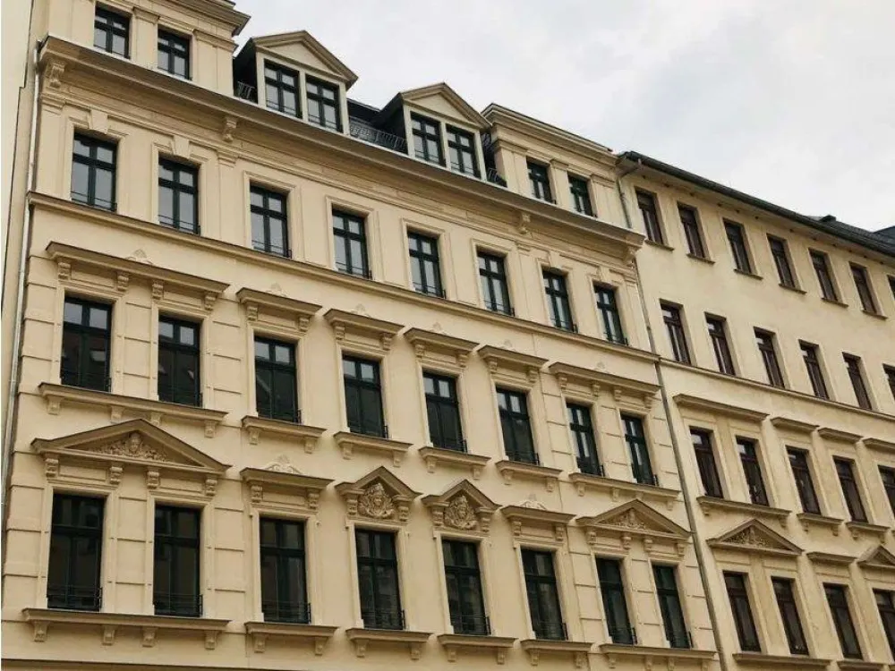 2-Zimmer-teilmöbilerte Wohnung im sanierten Altbau, ruhige Lage mit Aufzug & Balkon