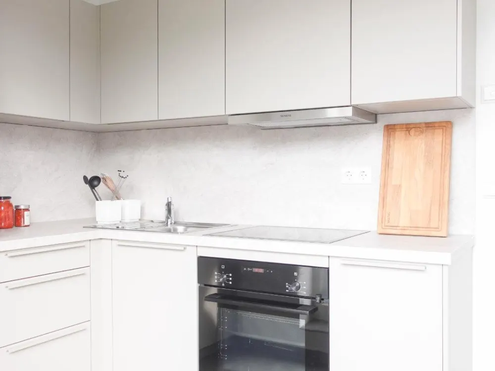 2-Zimmer-teilmöbilerte Wohnung im sanierten Altbau, ruhige Lage mit Aufzug & Balkon