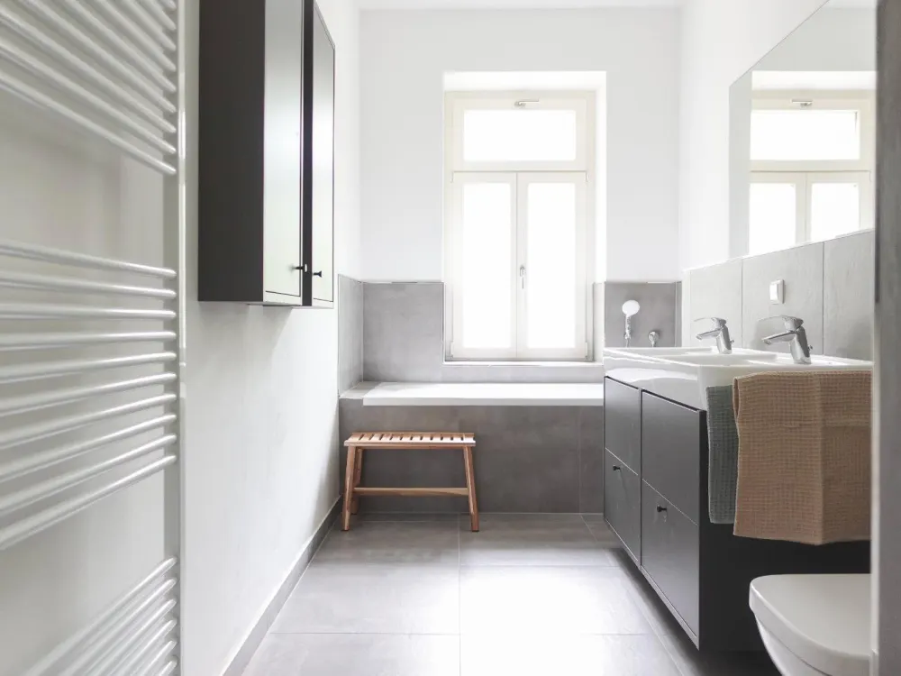 2-Zimmer-teilmöbilerte Wohnung im sanierten Altbau, ruhige Lage mit Aufzug & Balkon
