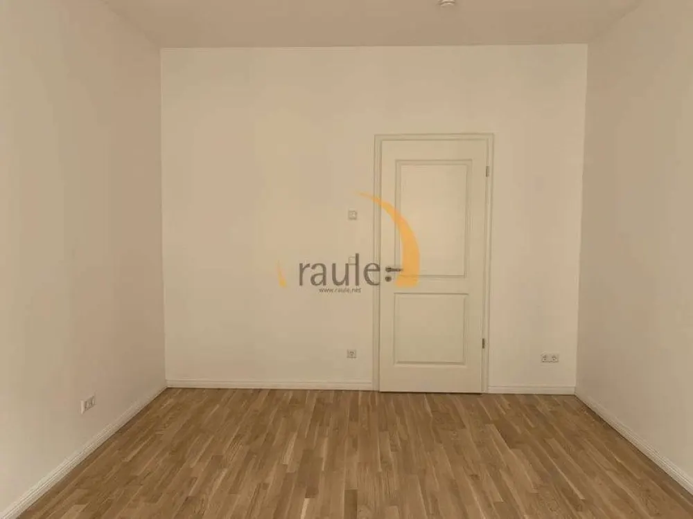 2-Zimmer-teilmöbilerte Wohnung im sanierten Altbau, ruhige Lage mit Aufzug & Balkon