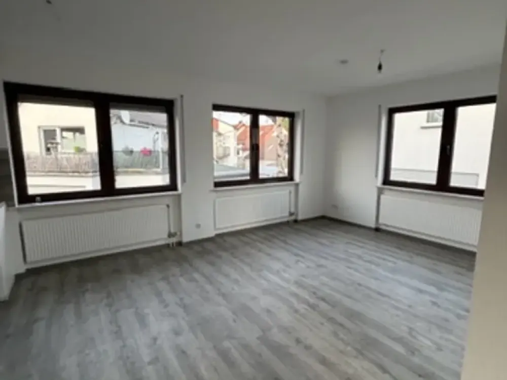 2 sanierte Wohnungen mit Einbauküche und einem großem Balkon