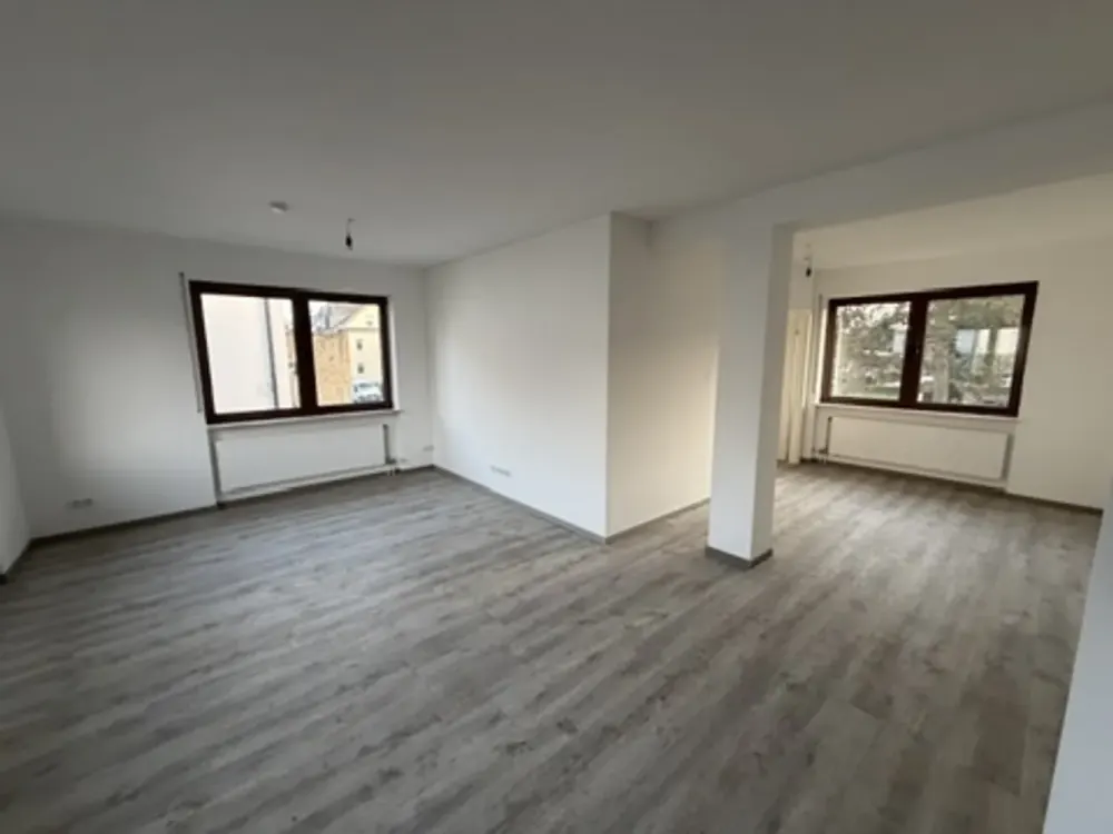 2 sanierte Wohnungen mit Einbauküche und einem großem Balkon