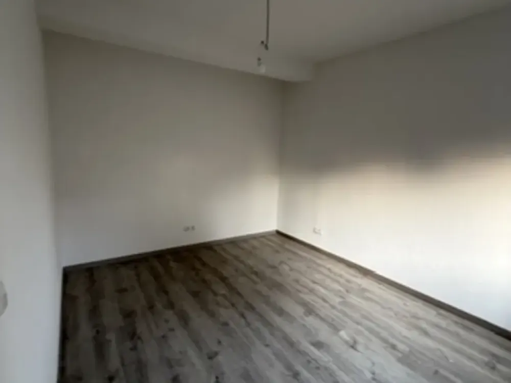 2 sanierte Wohnungen mit Einbauküche und einem großem Balkon