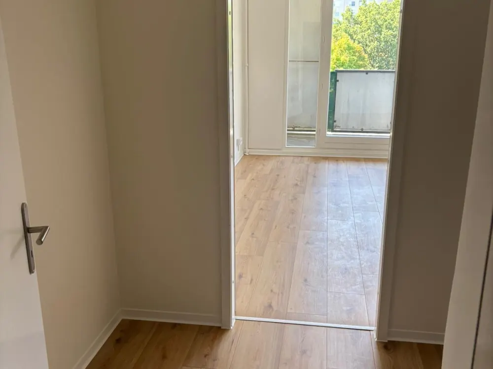Balkonblick in der 4. Etage: 2-Zimmer-Wohnung in Laatzen (Marktstraße)