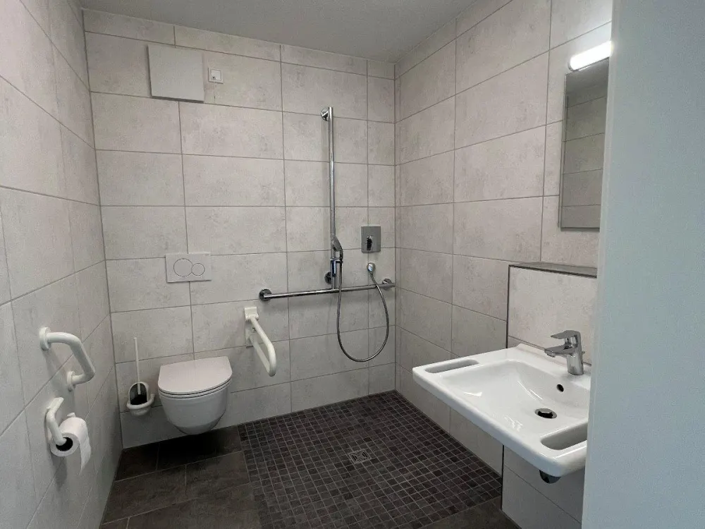 Lichtdurchflutetes Seniorenappartement mit Tagespflegeeinrichtung im Haus