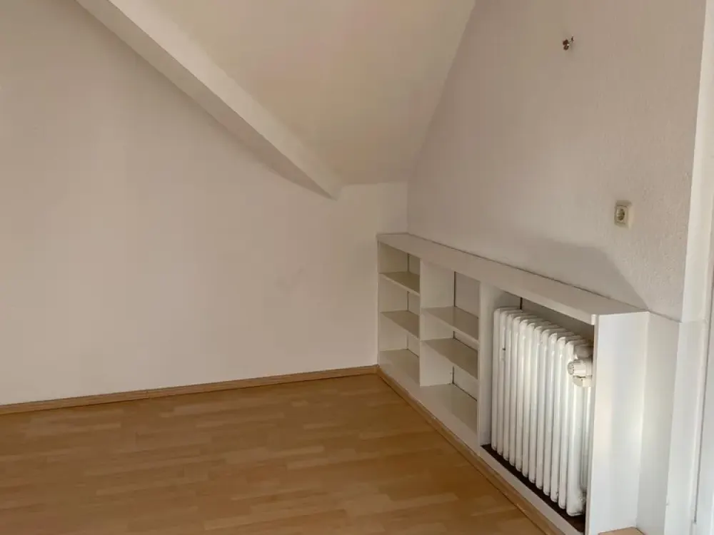 Gemütliche 3-Zimmer-Dachgeschosswohnung mit Sonnenterrasse in ruhiger Lage von Köln-Dellbrück!