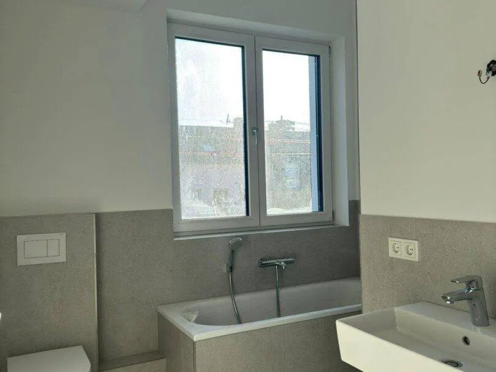 Lichtdurchflutete, moderne 3-Zi-Wohnung mit EBK, Balkon und Gäste-WC - Energieeffizienzklasse A+