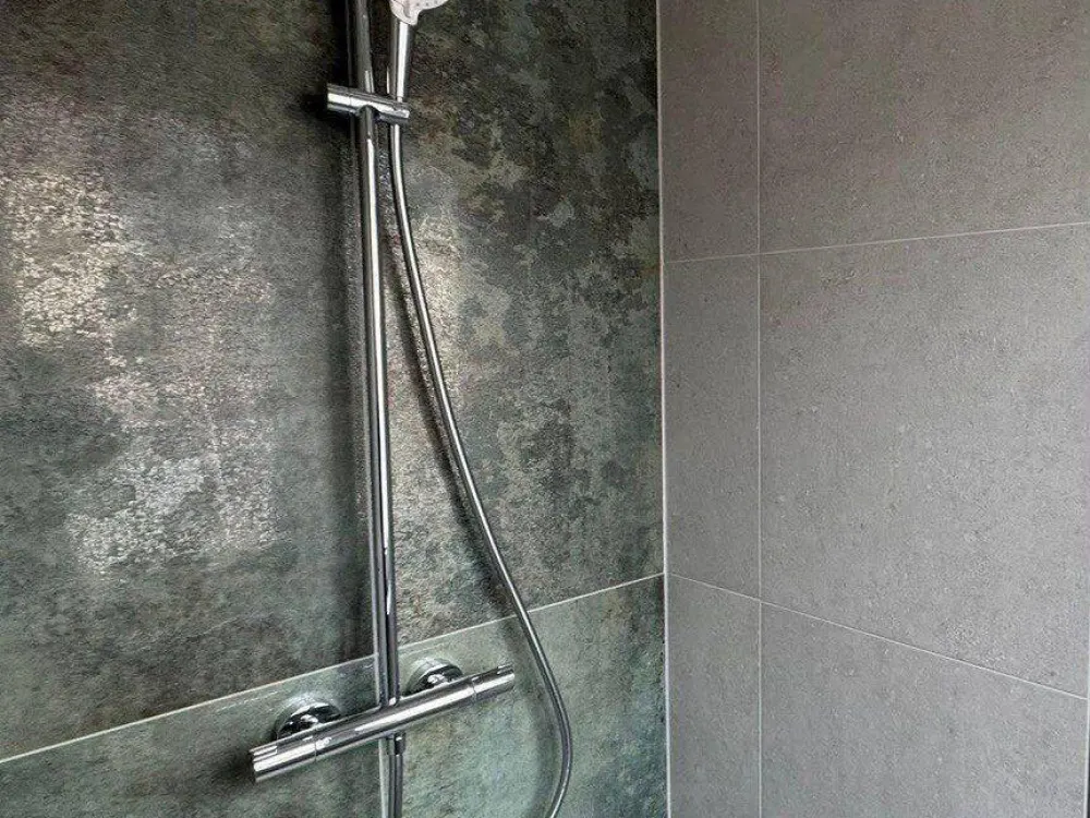 Lichtdurchflutete, moderne 3-Zi-Wohnung mit EBK, Balkon und Gäste-WC - Energieeffizienzklasse A+