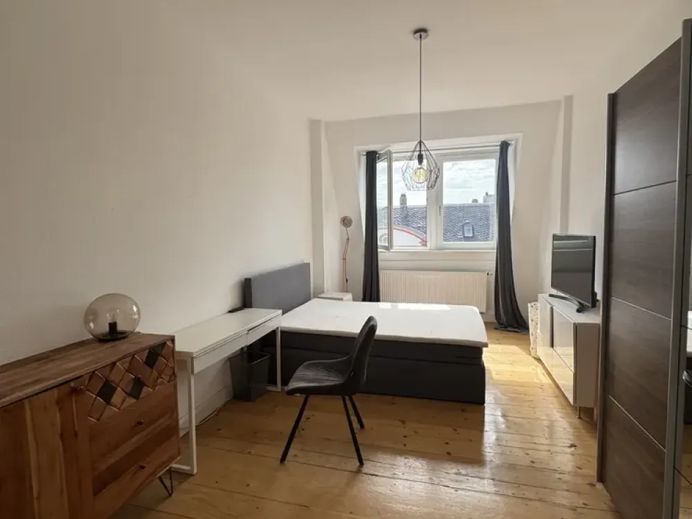 Vollmöbliertes WG-Zimmer im Dachgeschoss in Frankfurt-Bockenheim