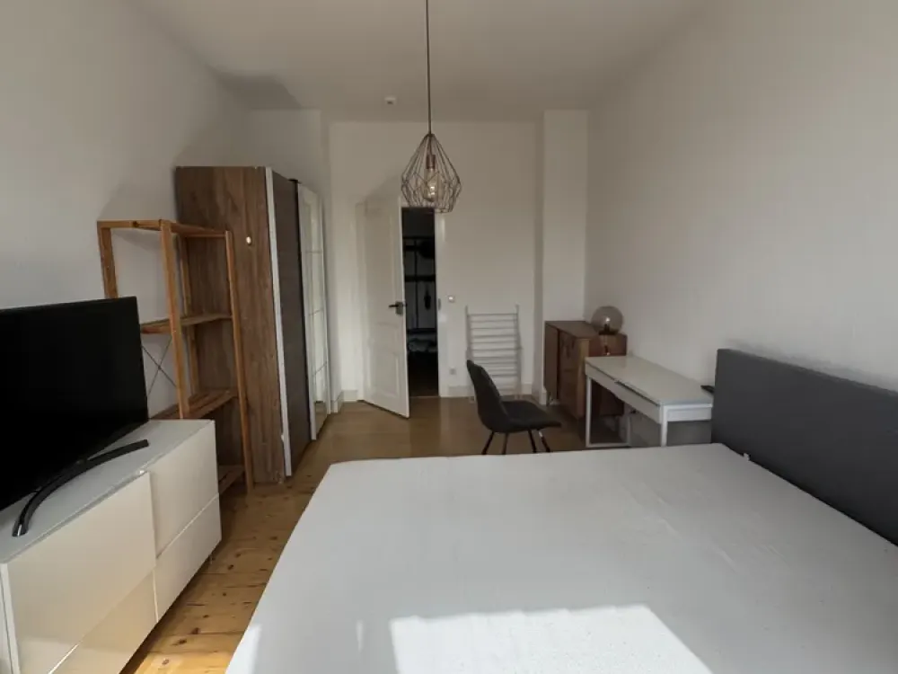 Vollmöbliertes WG-Zimmer im Dachgeschoss in Frankfurt-Bockenheim