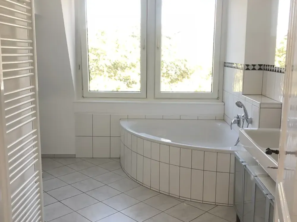 Vollmöbliertes WG-Zimmer im Dachgeschoss in Frankfurt-Bockenheim