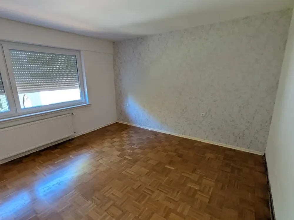 3-Zimmer-Wohnung mit eigenem Garten und Garage