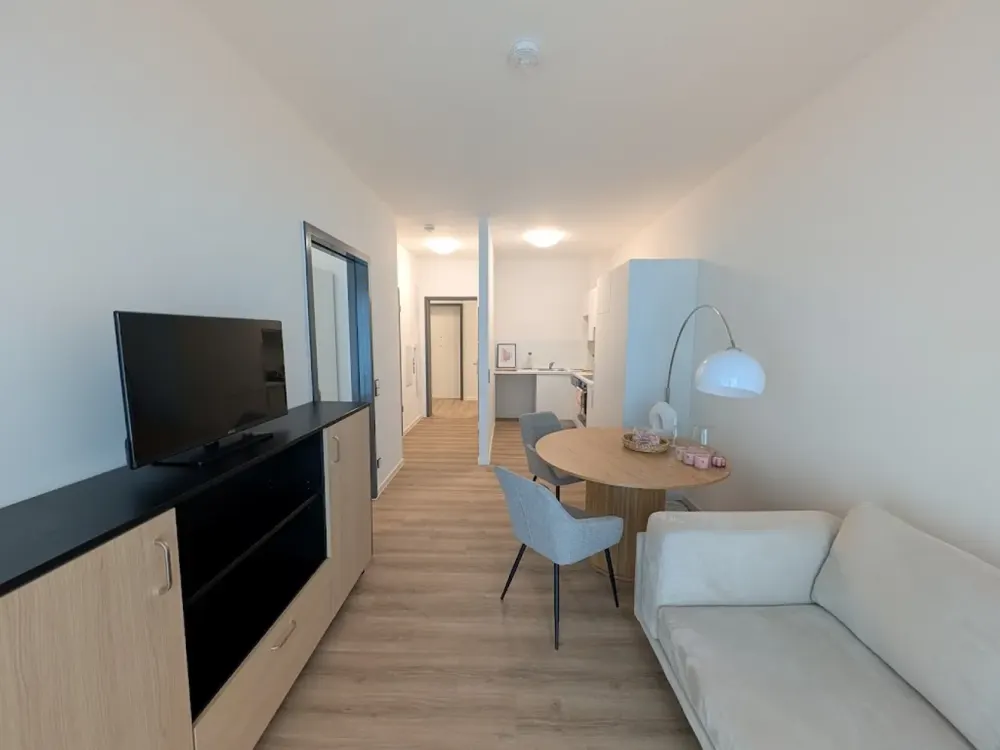 Iranische Straße 4b, 2 Zimmer, 1.OG, Rechts 7