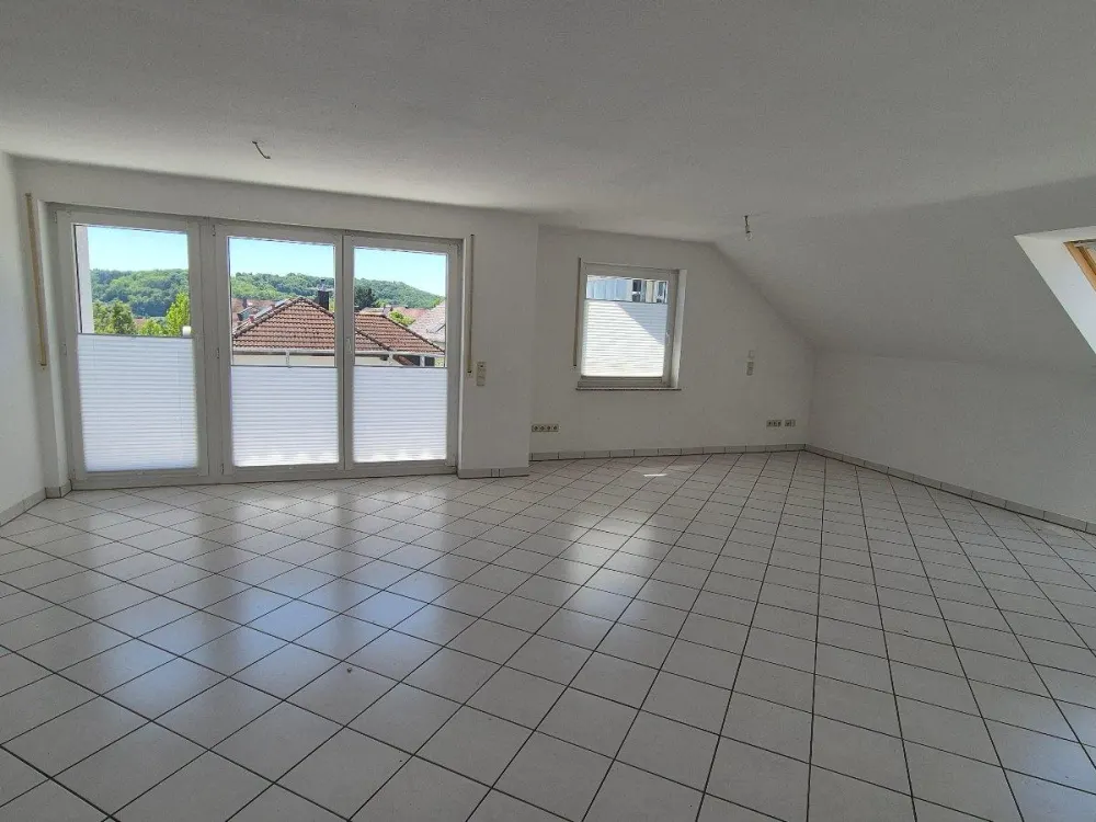 Attraktive 4,5-Zimmer-DG-Wohng mit Balkon in Ortsrandlage