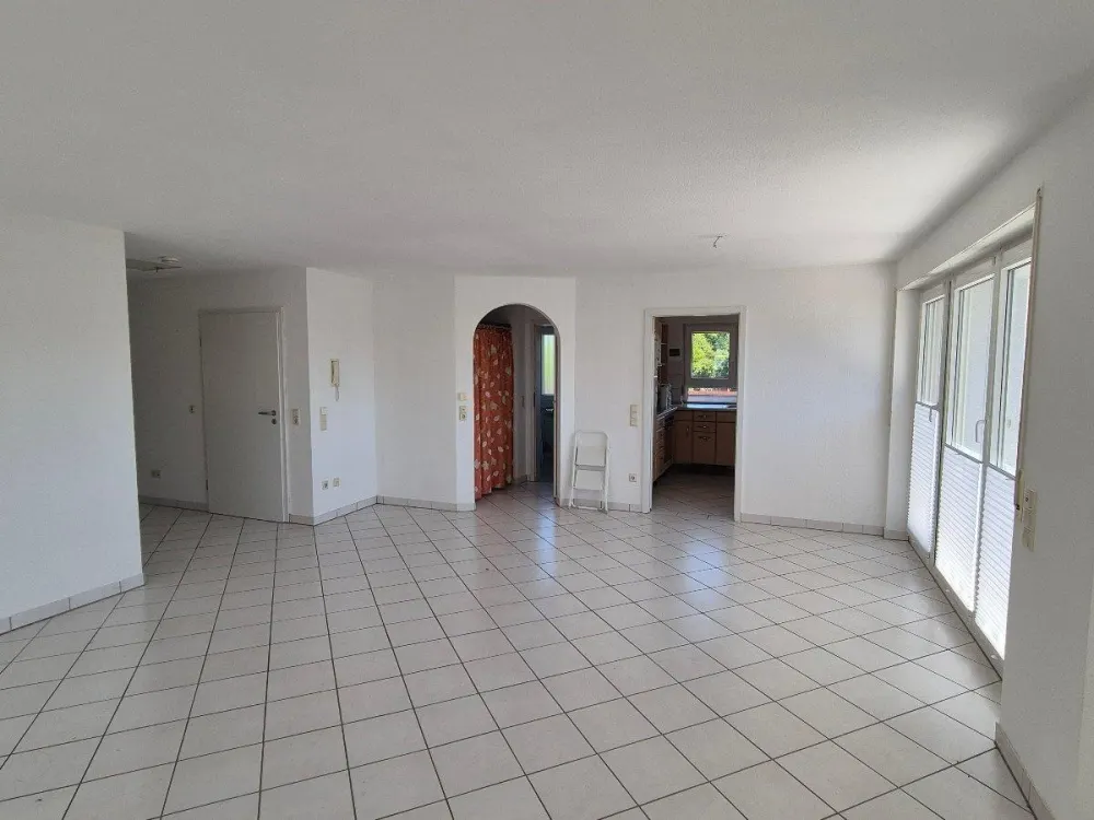 Attraktive 4,5-Zimmer-DG-Wohng mit Balkon in Ortsrandlage