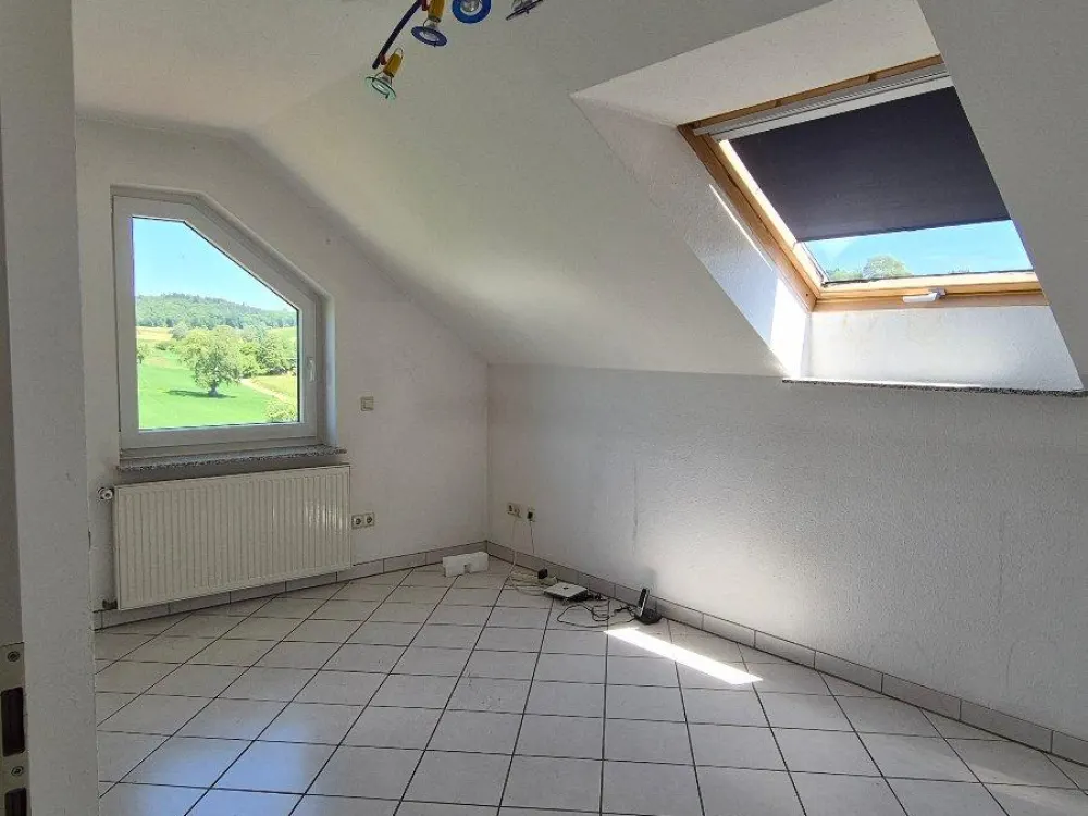 Attraktive 4,5-Zimmer-DG-Wohng mit Balkon in Ortsrandlage