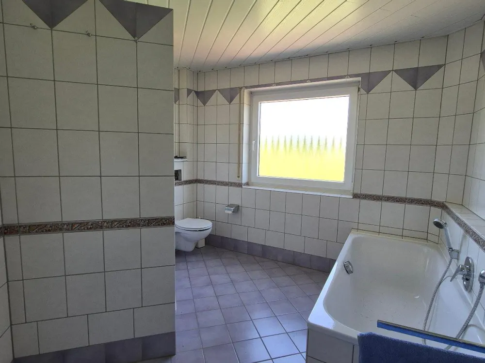 Attraktive 4,5-Zimmer-DG-Wohng mit Balkon in Ortsrandlage