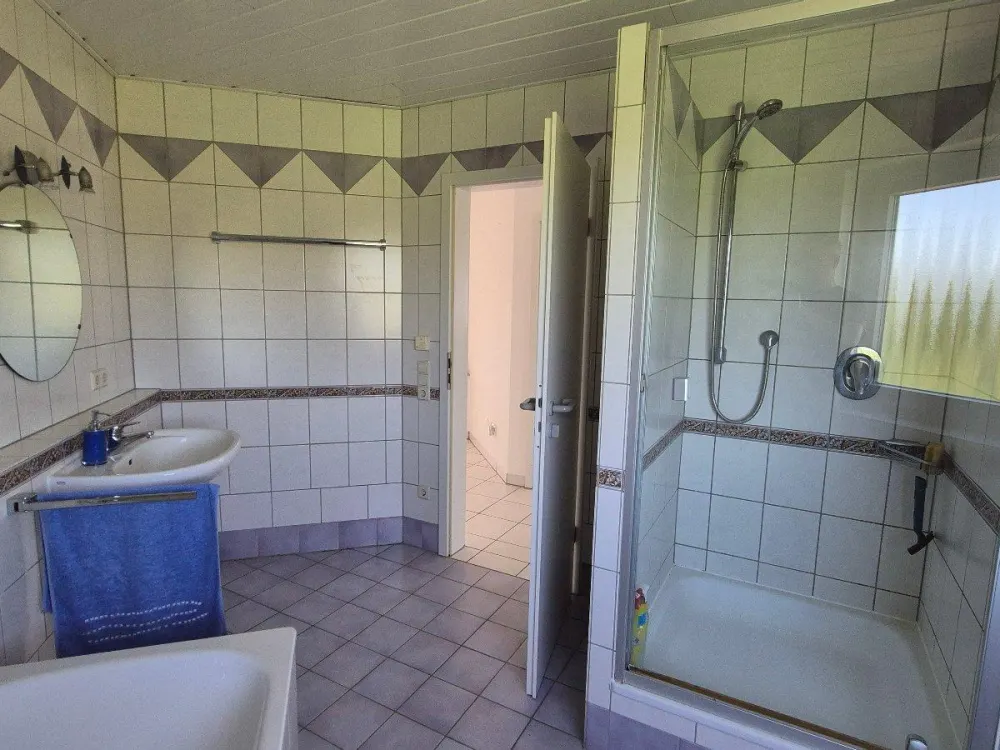 Attraktive 4,5-Zimmer-DG-Wohng mit Balkon in Ortsrandlage