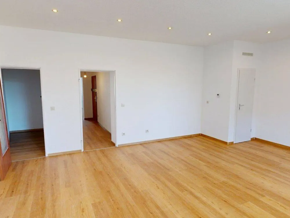 Großzügige helle 2 Zimmer mit großem Wohnzimmer