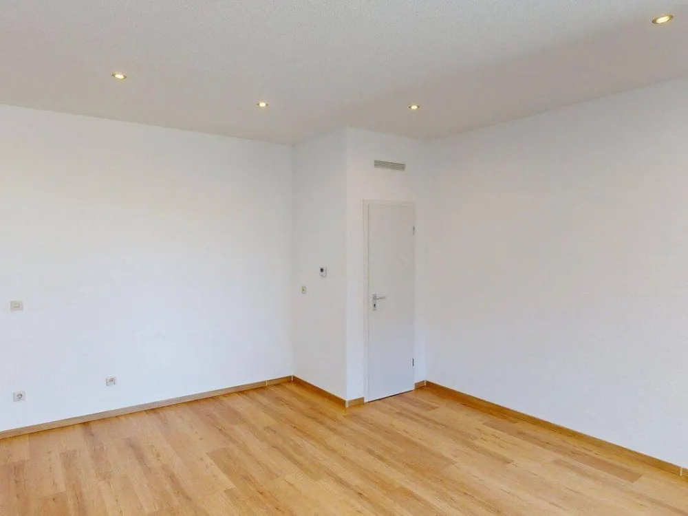 Großzügige helle 2 Zimmer mit großem Wohnzimmer