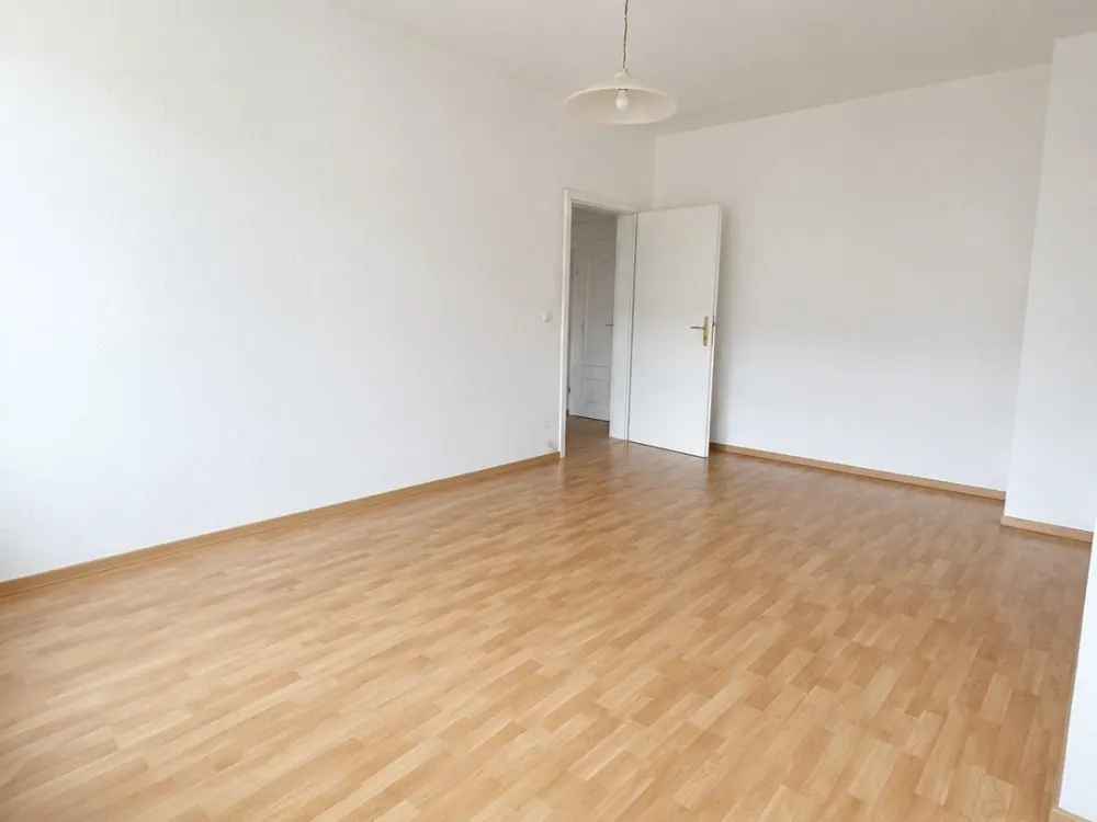 Schöne helle 1,5 Zimmerwohnung,EBK,teilmöbliert von privat Englis