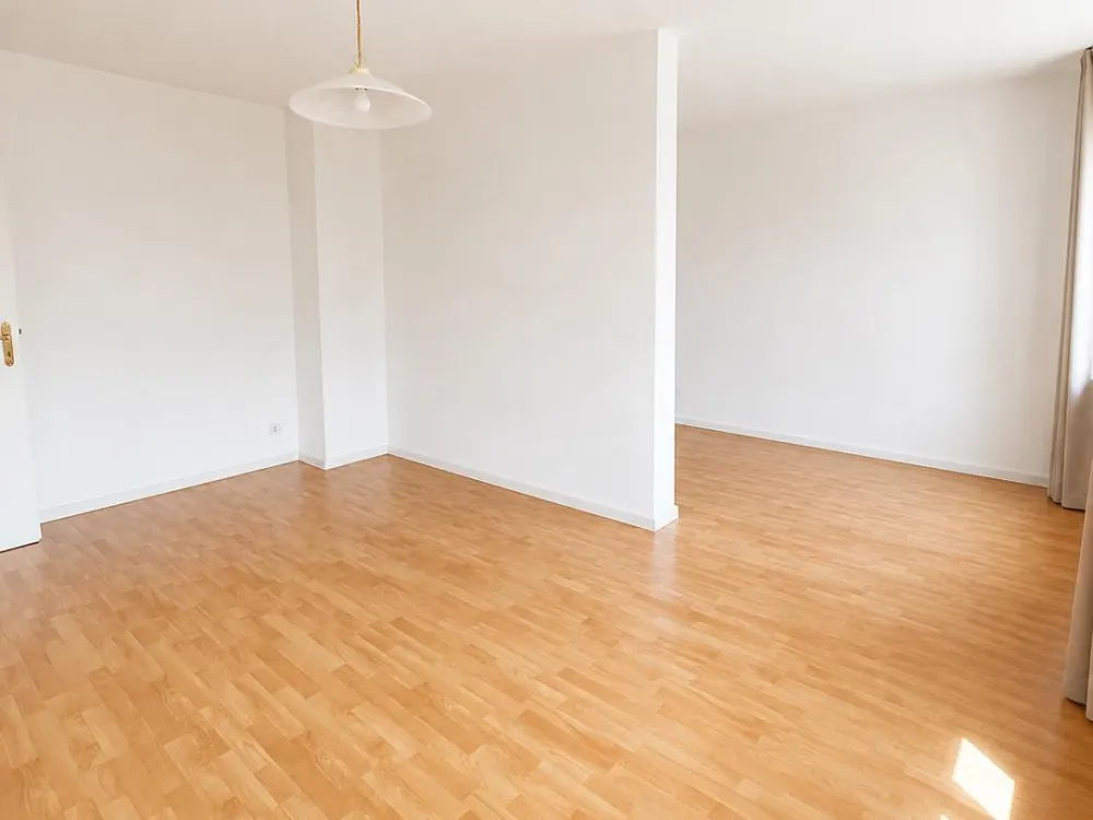 Schöne helle 1,5 Zimmerwohnung,EBK,teilmöbliert von privat Englis