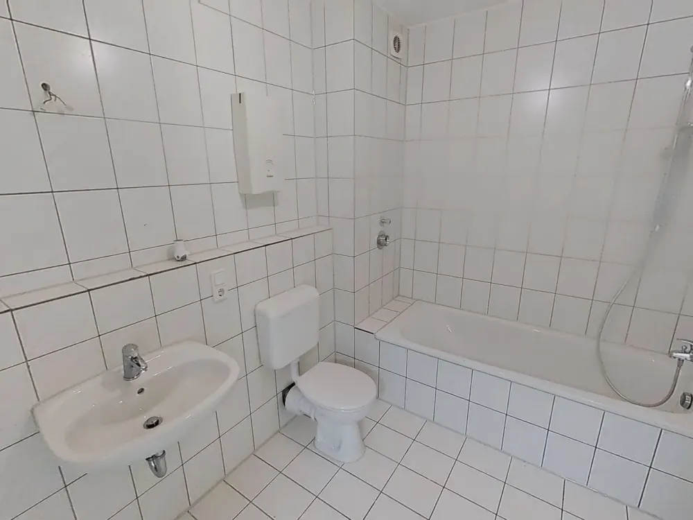Charming Single Paradise: Bright 1-Room Apartment with Open Kitchen & Bathtub