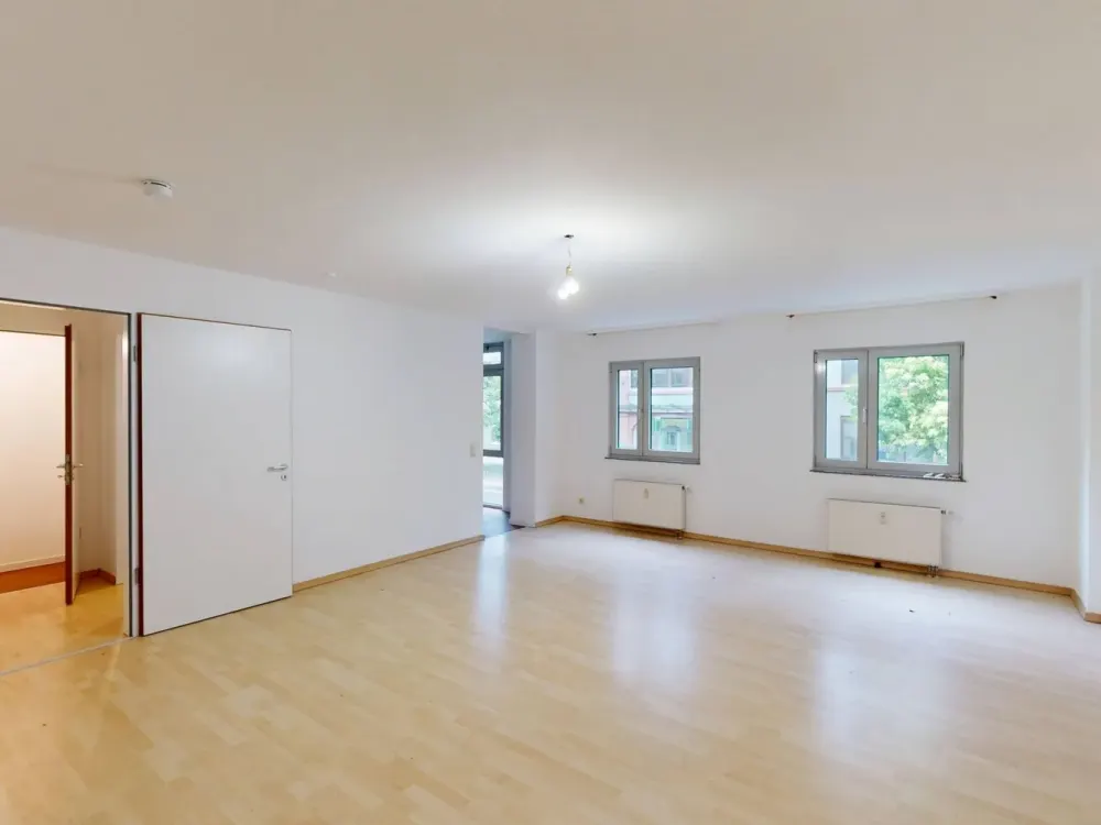 Spacious 1-Room Apartment with Fitted Kitchen in Frankfurt-Rödelheim