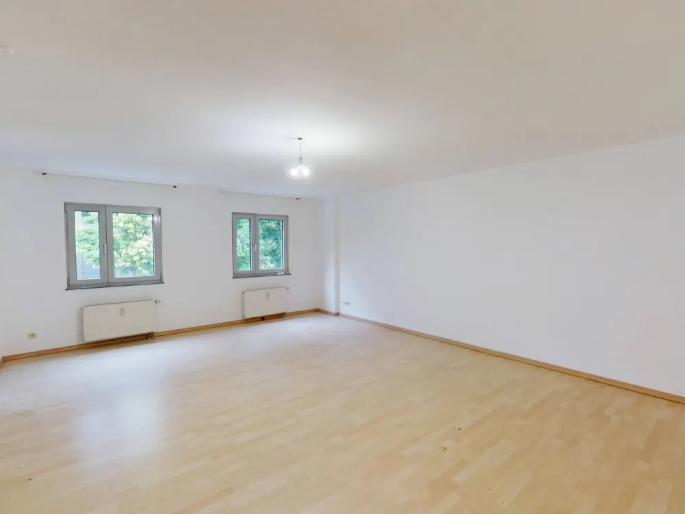Spacious 1-Room Apartment with Fitted Kitchen in Frankfurt-Rödelheim