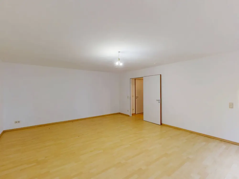 Spacious 1-Room Apartment with Fitted Kitchen in Frankfurt-Rödelheim