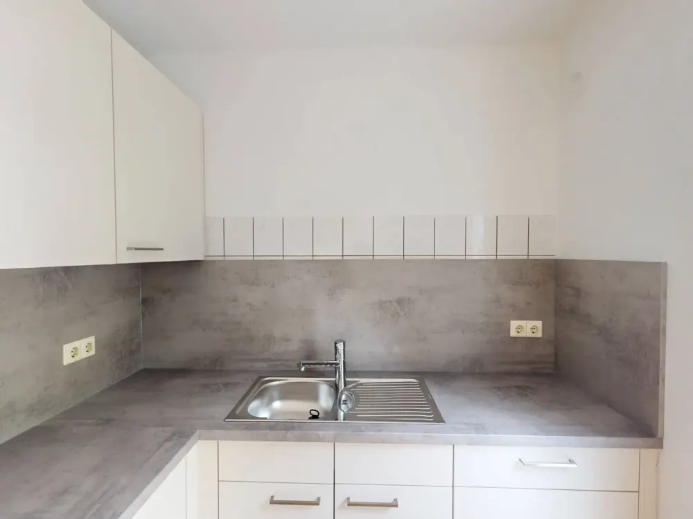 Spacious 1-Room Apartment with Fitted Kitchen in Frankfurt-Rödelheim