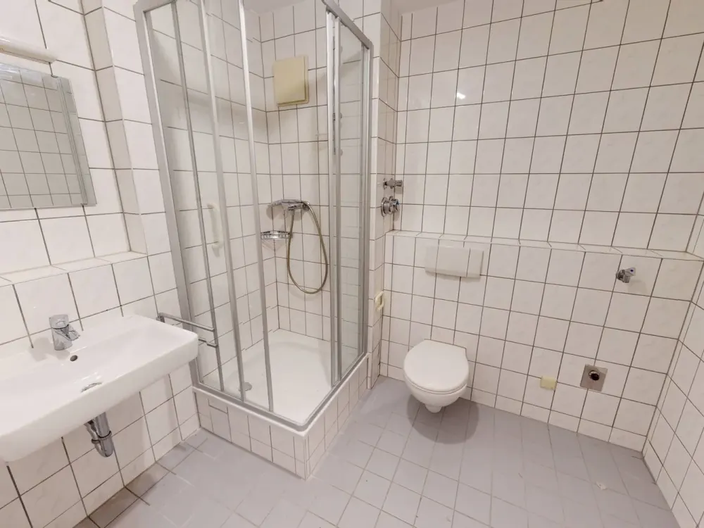 Spacious 1-Room Apartment with Fitted Kitchen in Frankfurt-Rödelheim