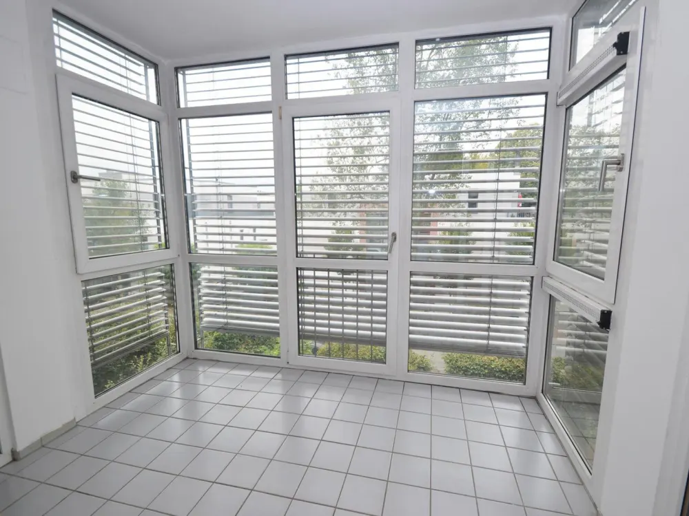 Attraktive 2-Zimmer-Wohnung mit Loggia und Tiefgarage in Köln-Weiden