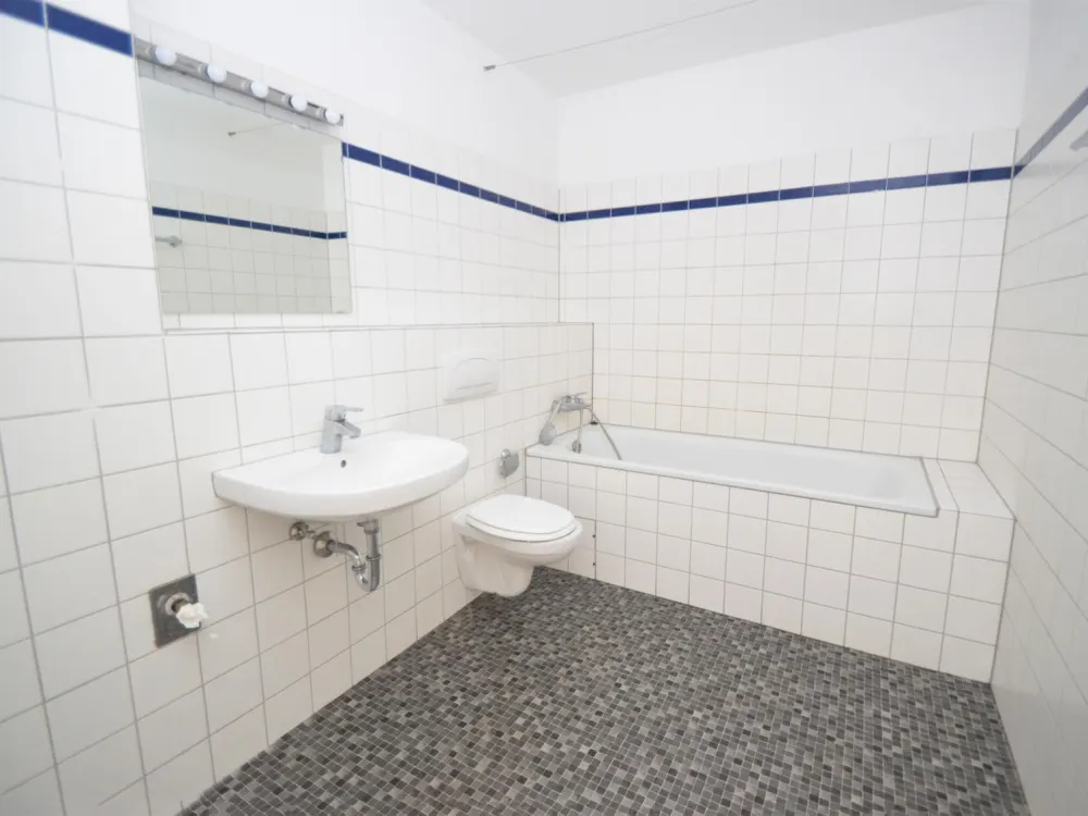 Attraktive 2-Zimmer-Wohnung mit Loggia und Tiefgarage in Köln-Weiden