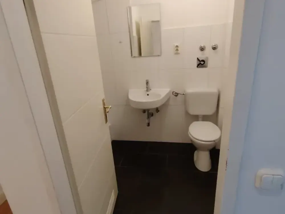 Ruhige, möblierte Altbauwohnung im 2.OG des 1.Seitenflügels