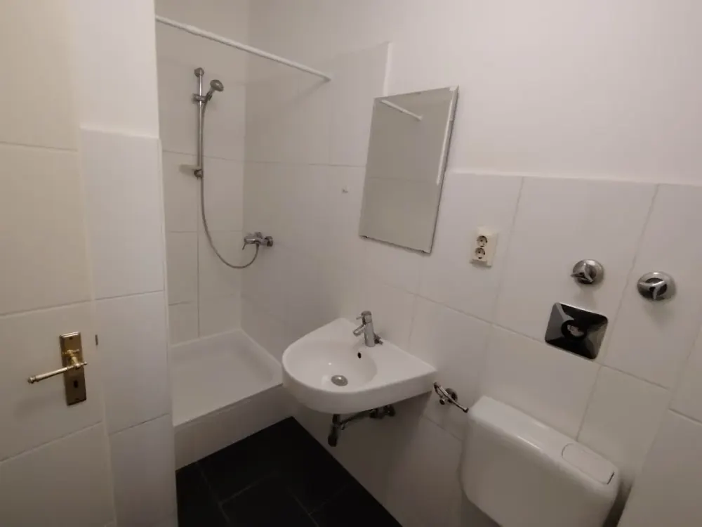 Ruhige, möblierte Altbauwohnung im 2.OG des 1.Seitenflügels