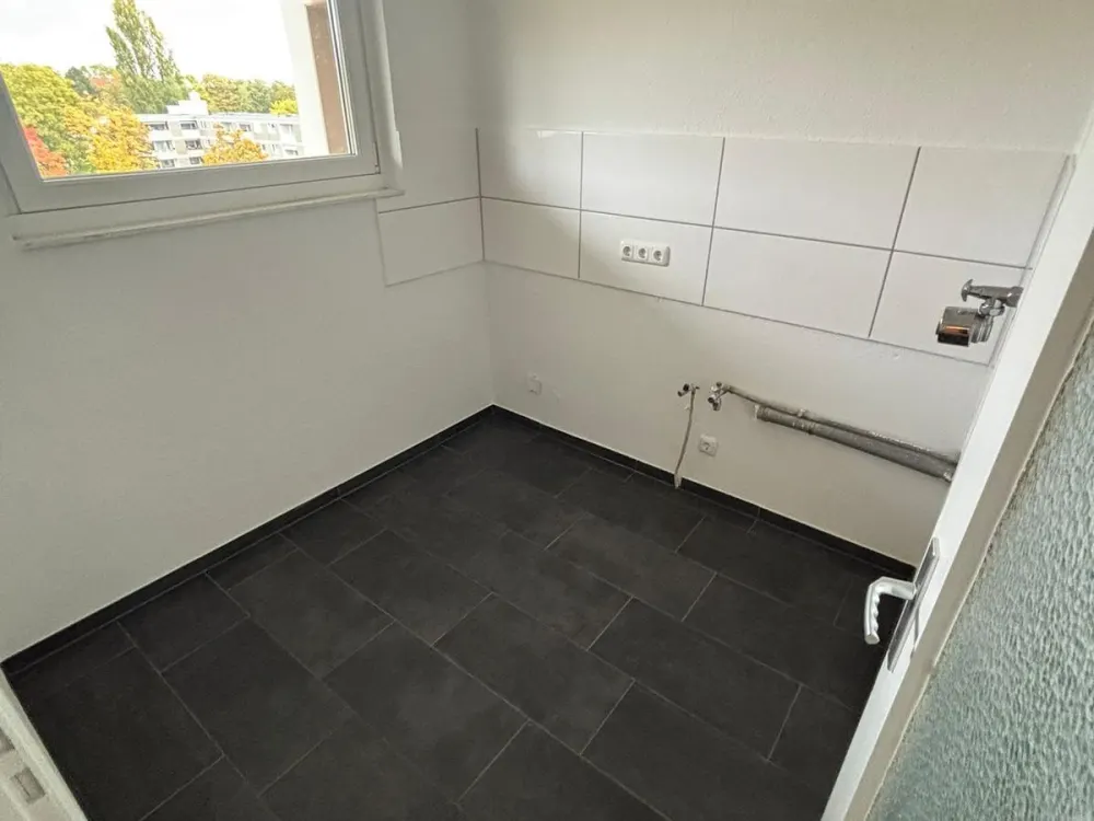 Balkon und Aufzug in der 4. Etage, 3-Zimmer-Wohnung in Laatzen (Marktplatz)