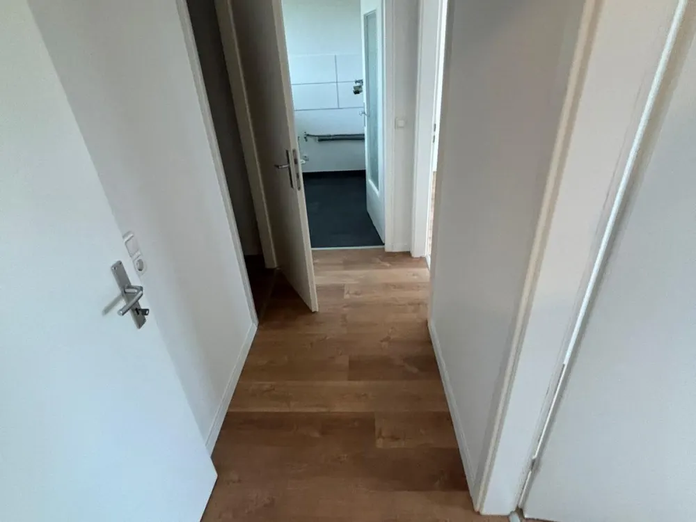 Balkon und Aufzug in der 4. Etage, 3-Zimmer-Wohnung in Laatzen (Marktplatz)