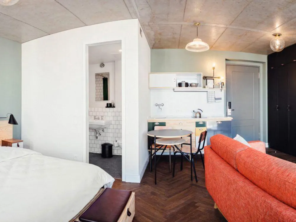Neon Wood Student Housing in Berlin Mitte-Wedding, Neon Gold Balcony Apartment