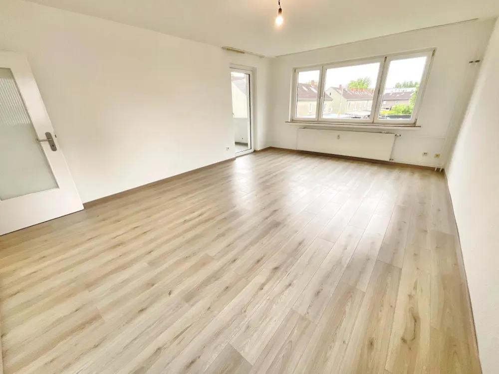 Große 4 Zimmerwohnung frisch für Sie renoviert